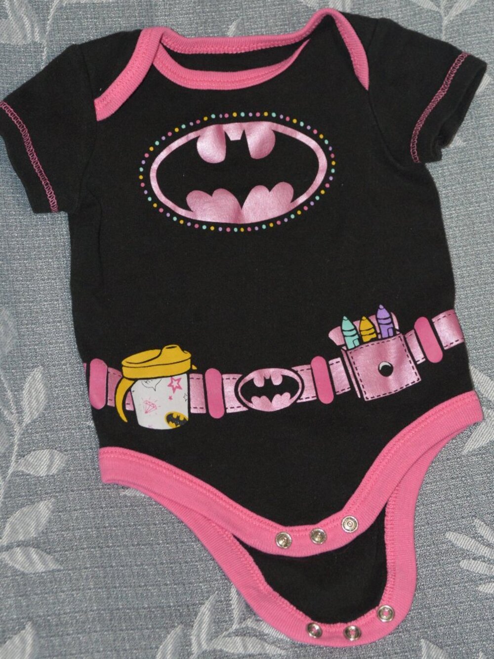 Batgirl Newborn Onesie • Oficial DC Comics • Negro con Rosa
